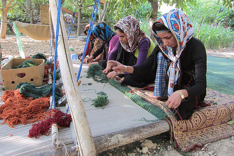 ギャッベを織る遊牧民の女性