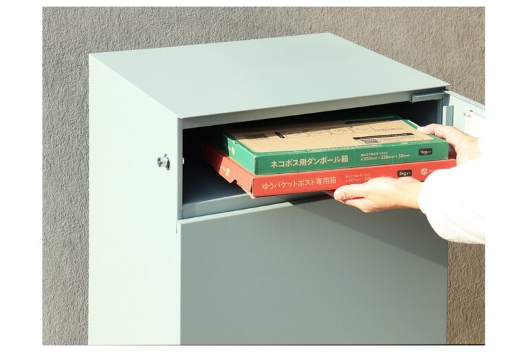 宅配ボックス付ポスト エステラ ブルーグレーの郵便収納への出し入れ