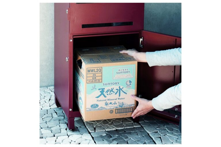 宅配ボックス付ポスト マリーザ ボルドーの宅配収納への荷物の出し入れ
