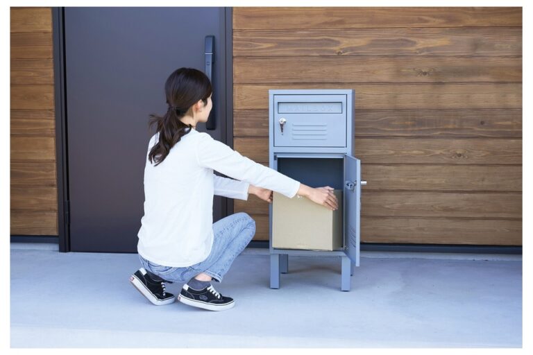 宅配ボックス付ポスト ロッカー ブルーグレーの宅配収納への荷物の出し入れ